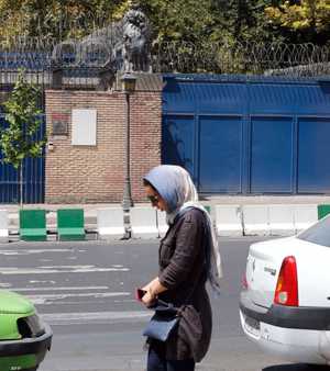 امرأة تسير أمام السفارة البريطانية في طهران