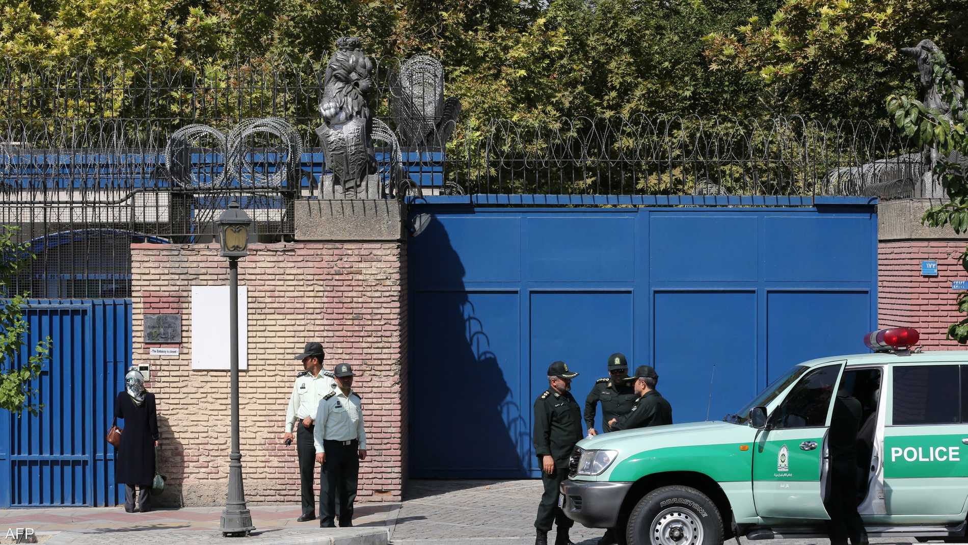 بريطانيا تُجلي سفارتها "بالكامل" من إيران 