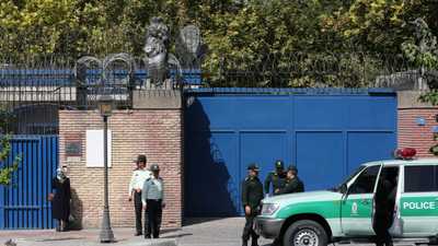 بريطانيا تُجلي سفارتها "بالكامل" من إيران