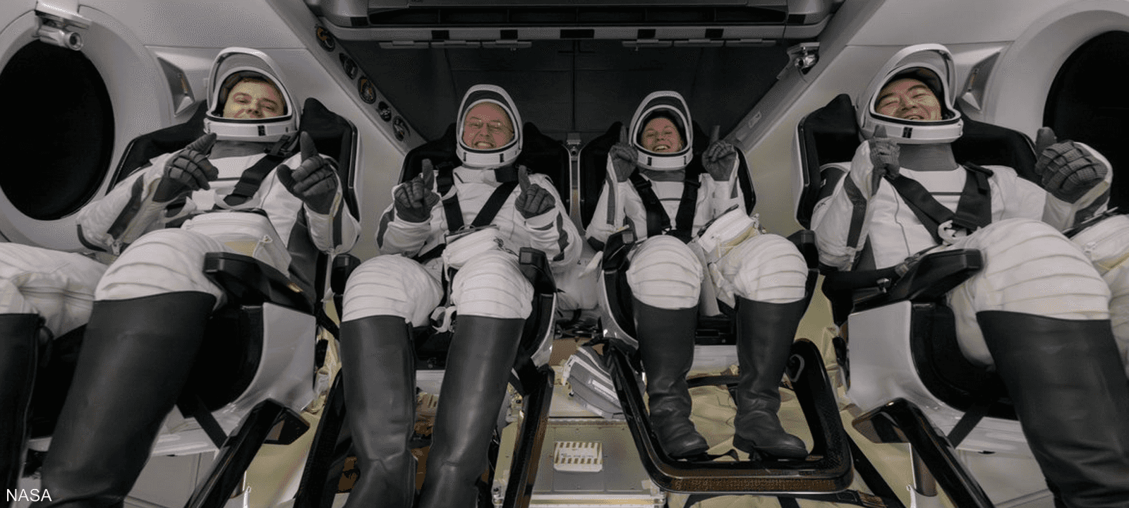 طاقم من محطة الفضاء الدولية يعود إلى الأرض مبكرا