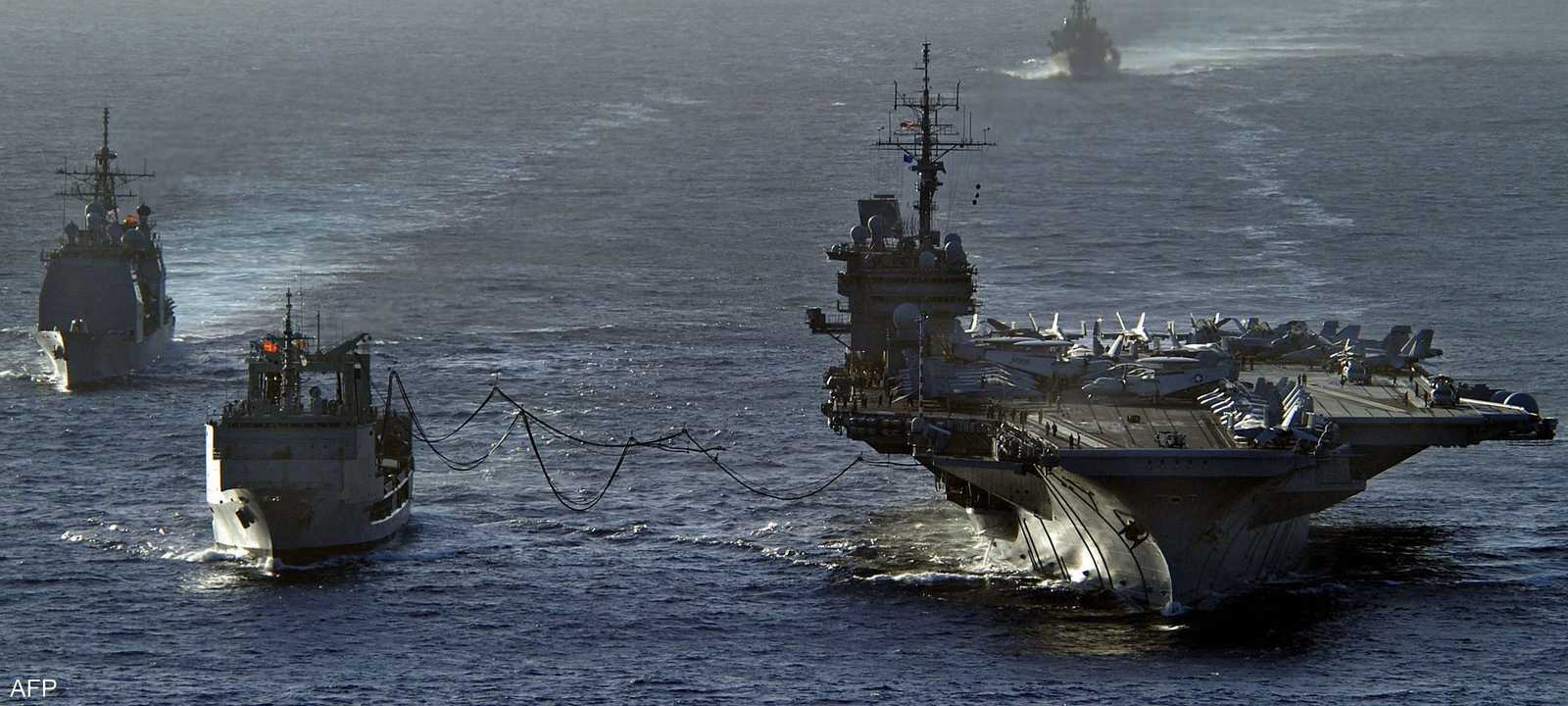 حاملة الطائرات الأمريكية يو إس إس كيتي هوك (يمين الصورة)
