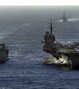 حاملة الطائرات الأمريكية يو إس إس كيتي هوك (يمين الصورة)