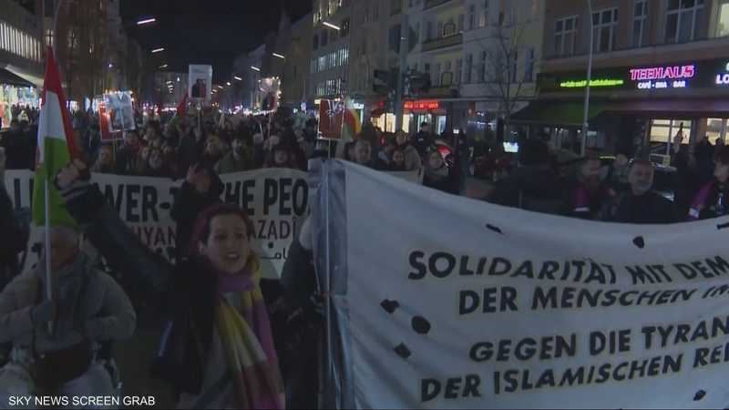 مدن غربية تشهد مواجهات كلامية حادة بين أطراف معارضة إيران