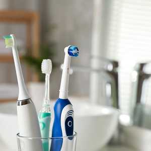 فرشاة الأسنان الكهربائية يمكن أن تحسّن صحة الفم