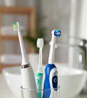 فرشاة الأسنان الكهربائية يمكن أن تحسّن صحة الفم