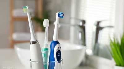 فرشاة الأسنان الكهربائية يمكن أن تحسّن صحة الفم