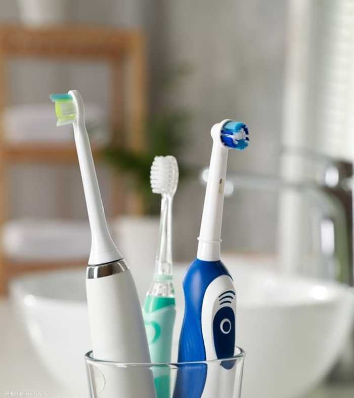 فرشاة الأسنان الكهربائية يمكن أن تحسّن صحة الفم