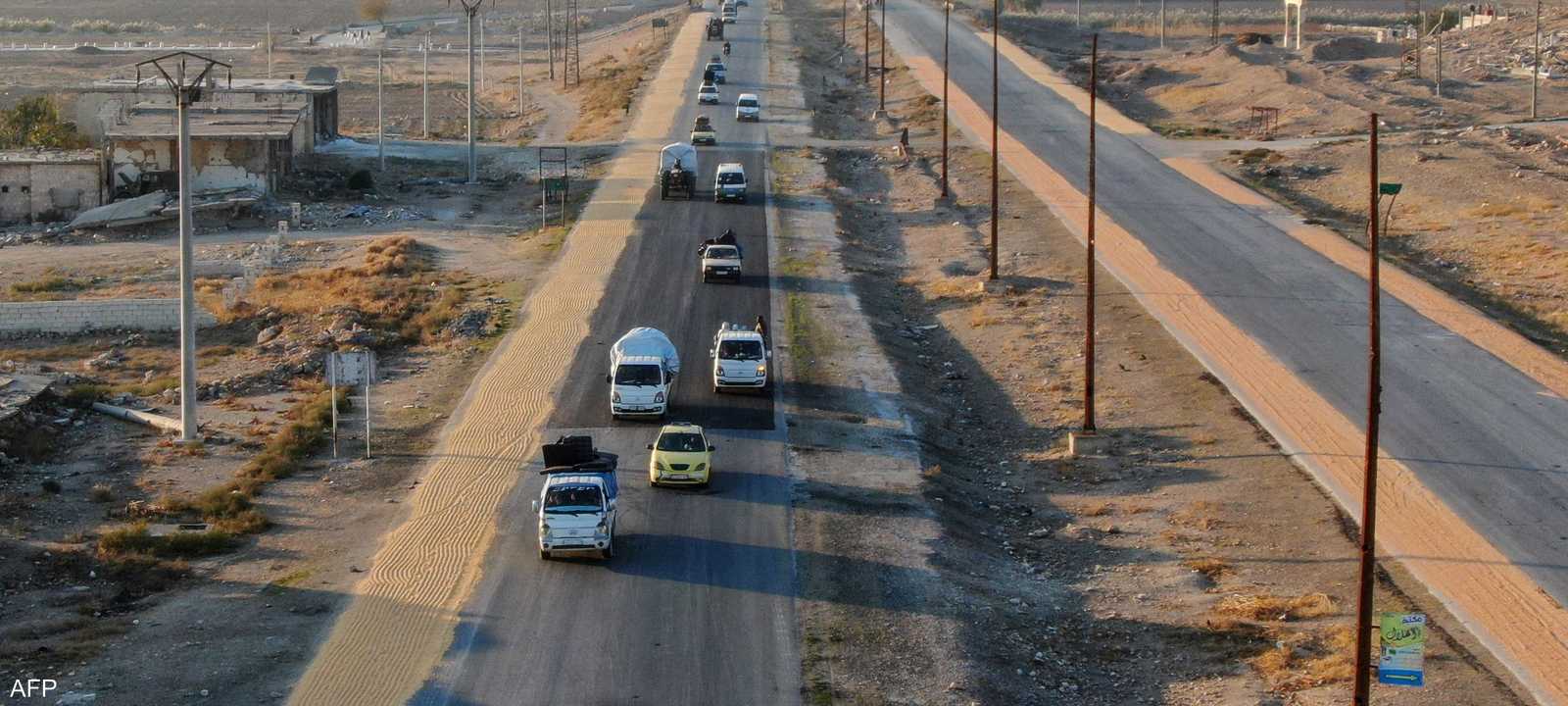 نازحون على طريق حلب الرقة بسبب الاشتباكات شمال سوريا