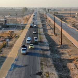 نازحون على طريق حلب الرقة بسبب الاشتباكات شمال سوريا