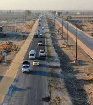 نازحون على طريق حلب الرقة بسبب الاشتباكات شمال سوريا