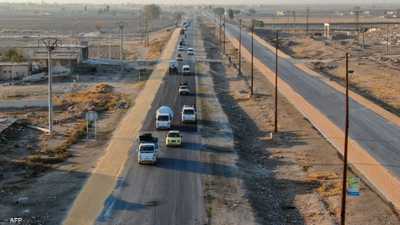 نازحون على طريق حلب الرقة بسبب الاشتباكات شمال سوريا