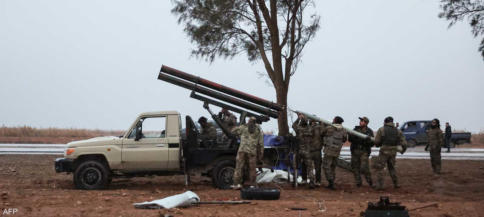 عناصر من القوات السورية قرب منطقة دبسي فراج غربي الفرات