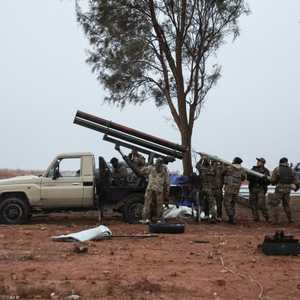 عناصر من القوات السورية قرب منطقة دبسي فراج غربي الفرات