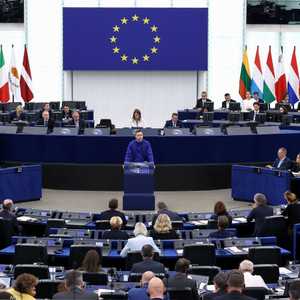 رئيس حكومة غرينلاند، ينس فريدريك نيلسن، يلقي كلمة بالبرلمان