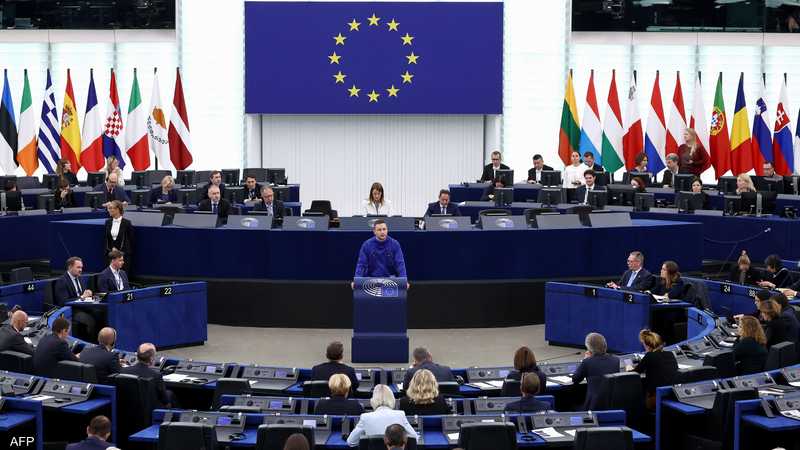 رئيس حكومة غرينلاند، ينس فريدريك نيلسن، يلقي كلمة بالبرلمان