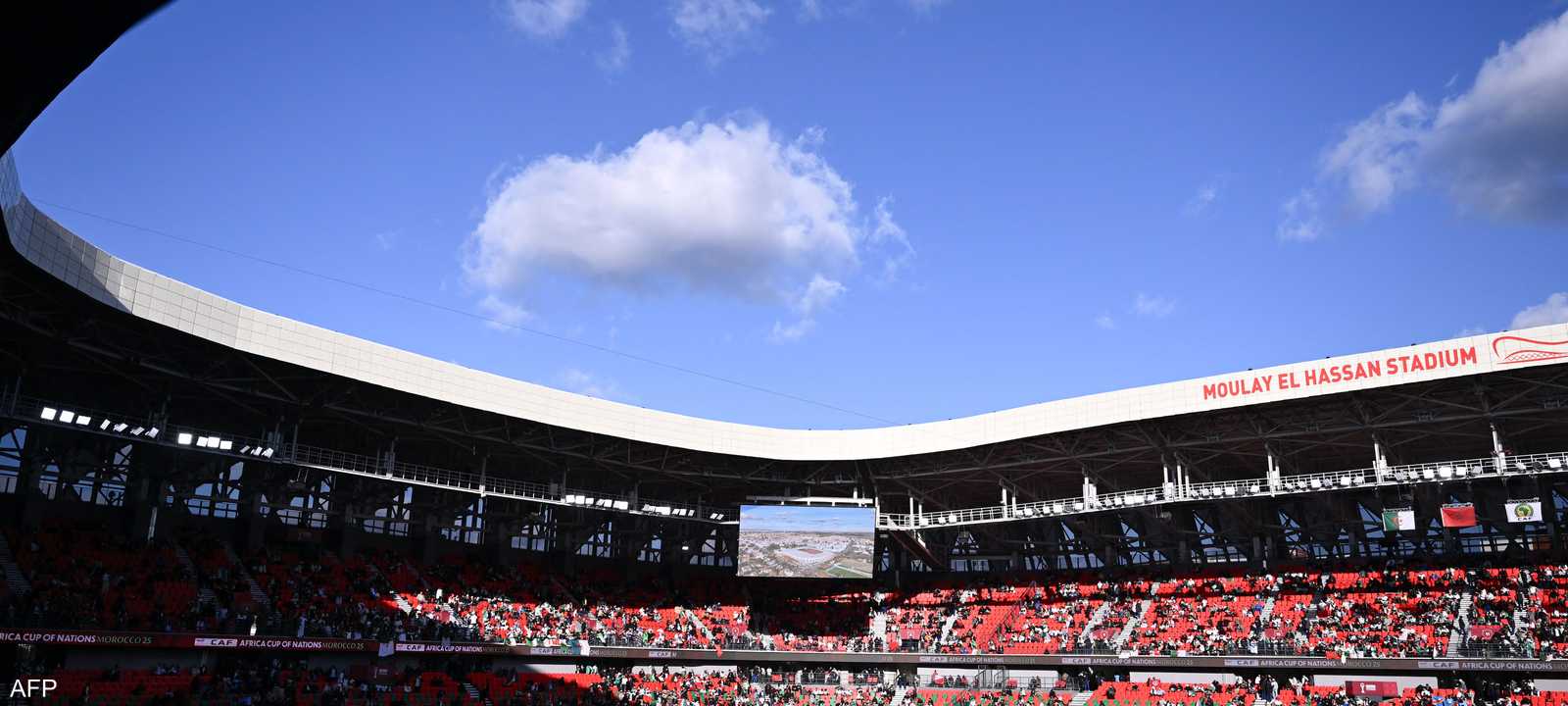 يحرص المتطوعون على تسهيل حركة الجماهير وتقديم الإرشادات