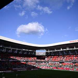 يحرص المتطوعون على تسهيل حركة الجماهير وتقديم الإرشادات