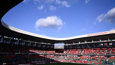 يحرص المتطوعون على تسهيل حركة الجماهير وتقديم الإرشادات