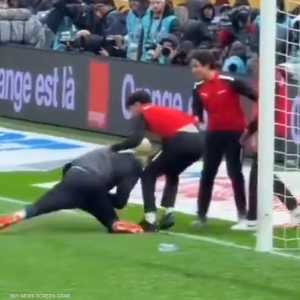 هجوم حاملي الكرة على الحارس السنغالي