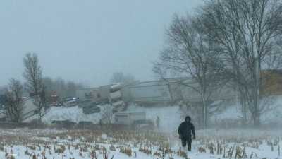 فيديو لحادث مروع بأميركا.. طريق سريع تحول لساحة حطام