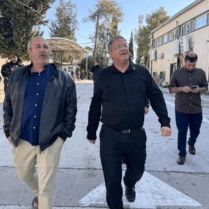 بن غفير يشرف على عمليات الهدم في مقر الأونروا