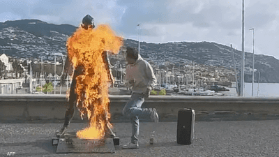 شاب يشعل النار في تمثال رونالدو ويوجه له "رسالة غريبة"
