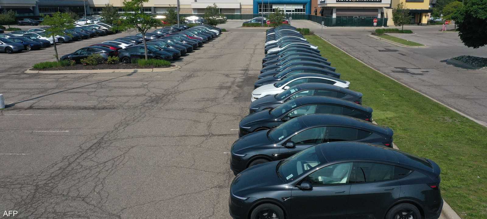 مخاوف من أن مقابض سيارات "تسلا" لا تعمل في حال وقوع حادث