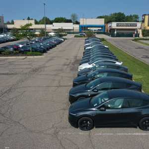 مخاوف من أن مقابض سيارات "تسلا" لا تعمل في حال وقوع حادث