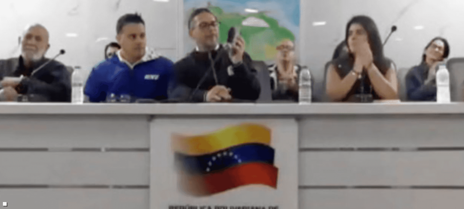 ضم الاجتماع الرئيسة المؤقتة لفنزويلا مع مسؤولين