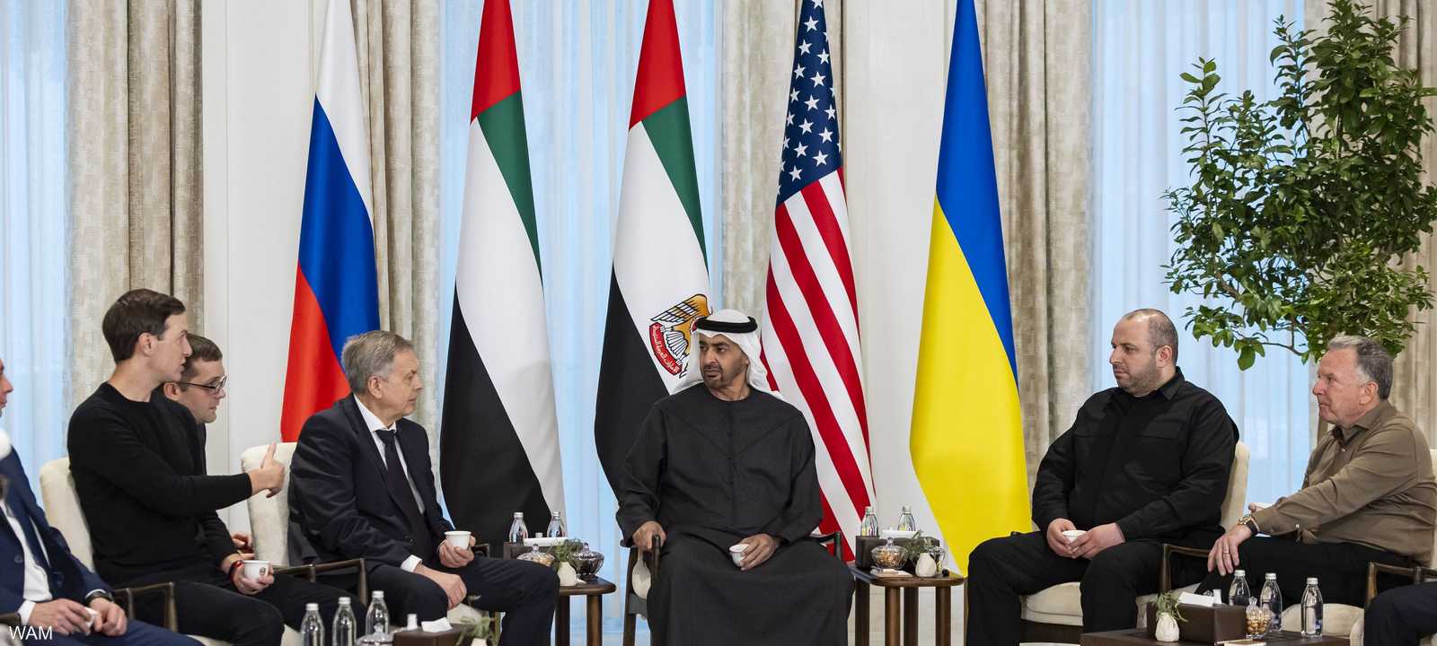 رئيس الإمارات يلتقي رؤساء الوفود في المحادثات الثلاثية