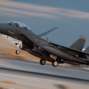 طائرة مقاتلة من طراز إف-15 إي سترايك إيغل