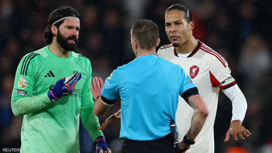 فيرجيل فان دايك مدافع وقائد ليفربول