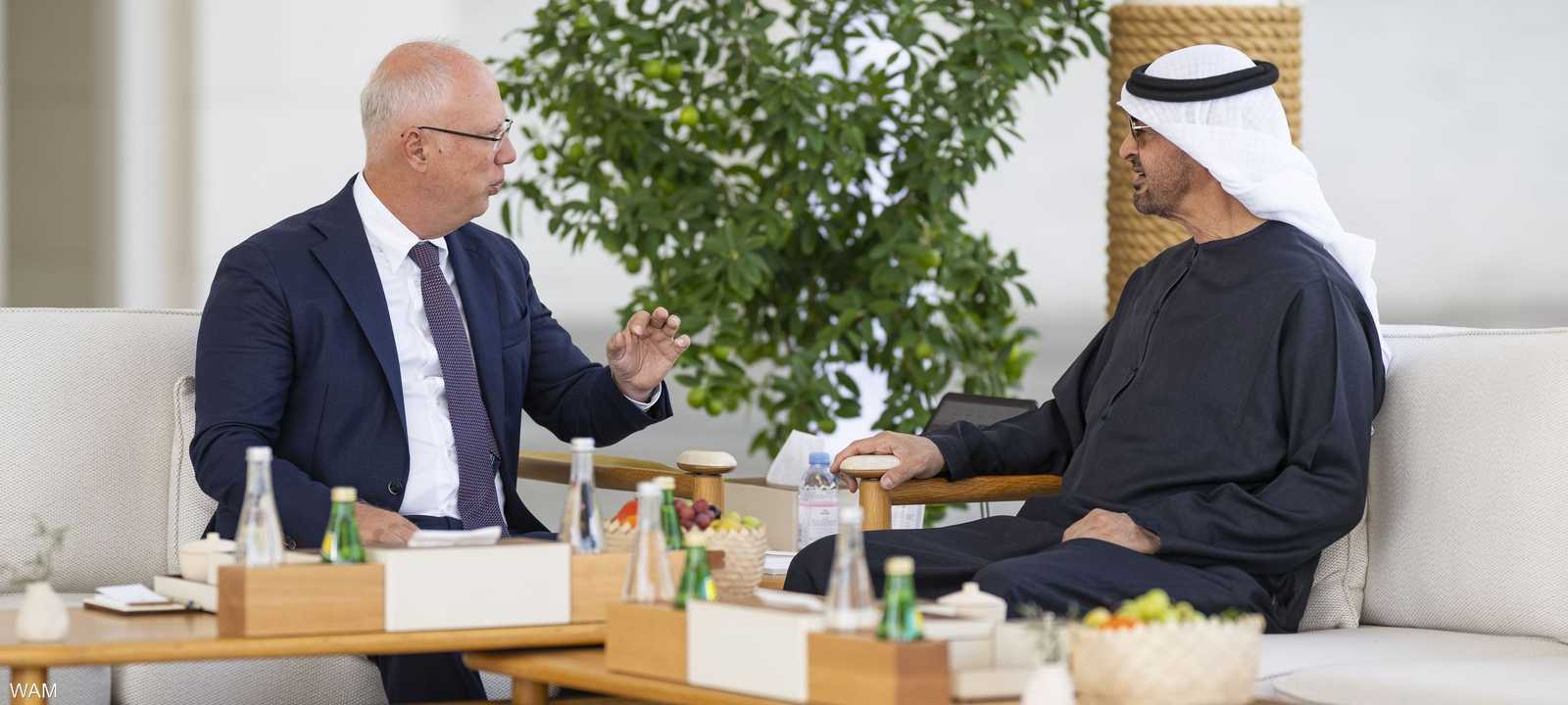 رئيس دولة الإمارات يستقبل مبعوث الرئيس الروسي