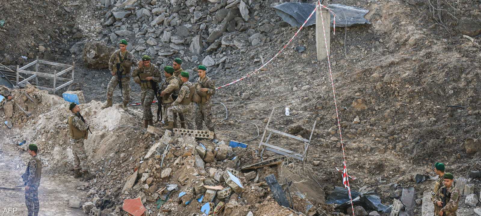 جنود لبنانيون يتفقدون موقعا استهدفته غارة جوية إسرائيلية