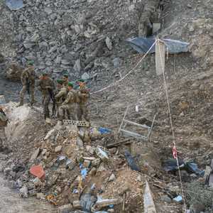 جنود لبنانيون يتفقدون موقعا استهدفته غارة جوية إسرائيلية