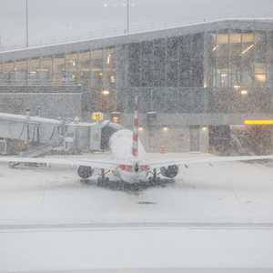 الثلوج تغطي مطار لا غوارديا