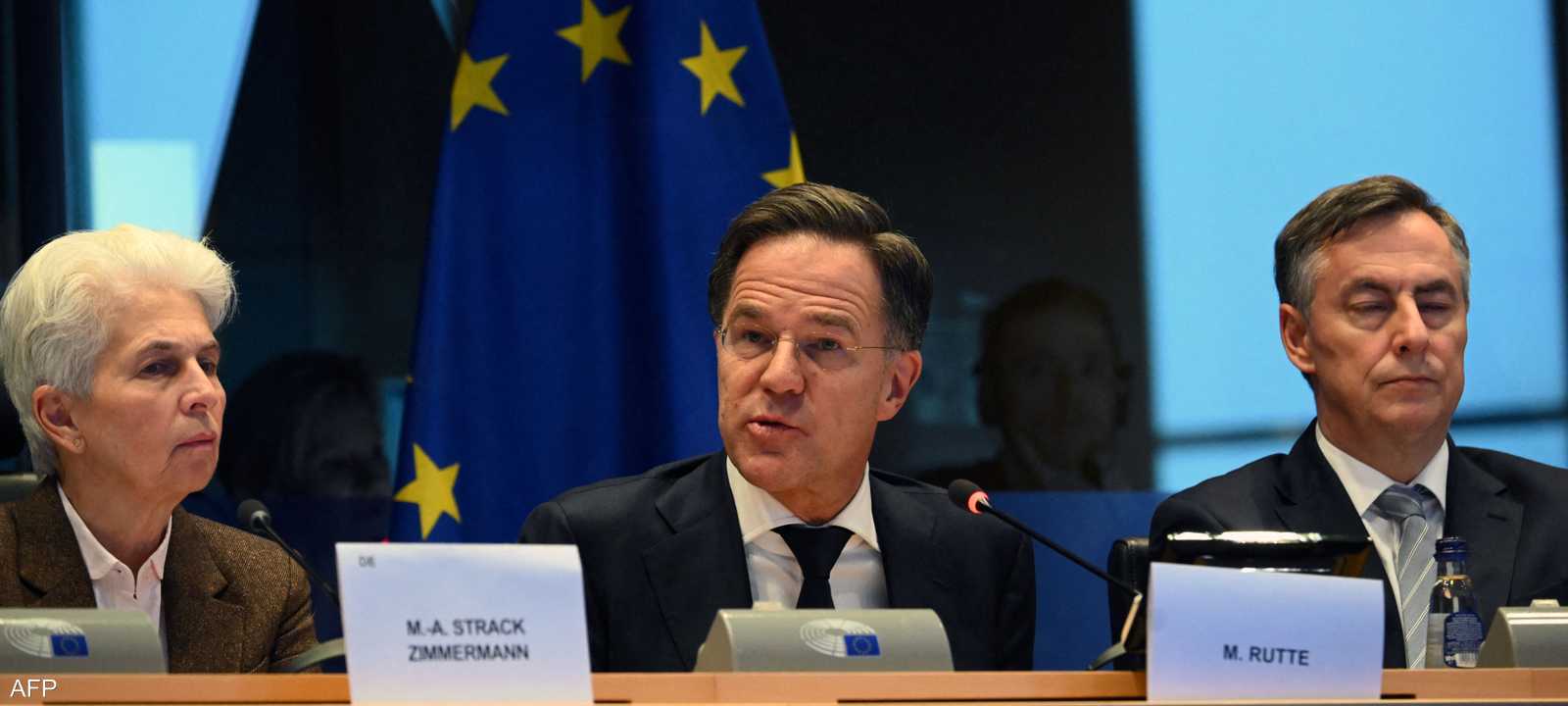 الامين العام لحلف الناتو مارك روته (في الوسط)