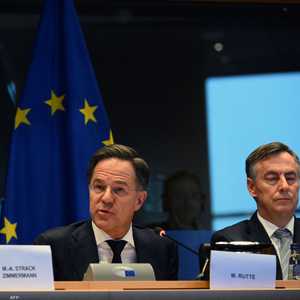 الامين العام لحلف الناتو مارك روته (في الوسط)