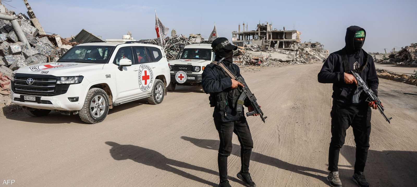 عناصر من حماس رفقة الصليب الأحمر خلال البحث عن رفات رهينة