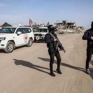 عناصر من حماس رفقة الصليب الأحمر خلال البحث عن رفات رهينة