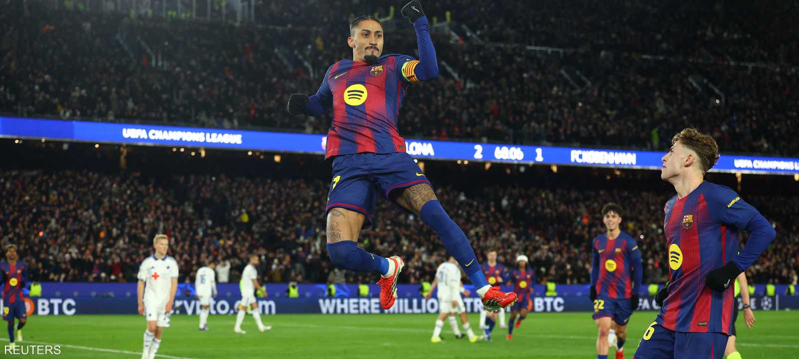 رافينيا يحتفل بتسجيل هدف في مرمى كوبنهاغن الدنماركي