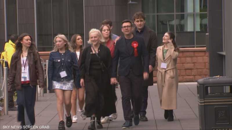 عمدة مانشستر يسعى لإزاحة ستارمر عن رئاسة الوزراء