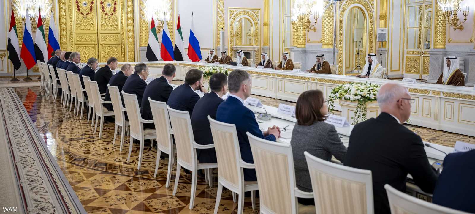 رئيس دولة الإمارات ونظيره الروسي يبحثان تعزيز التعاون