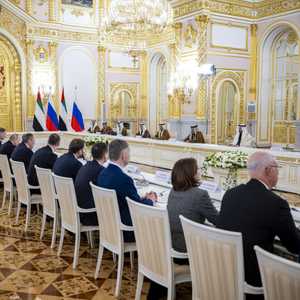 رئيس دولة الإمارات ونظيره الروسي يبحثان تعزيز التعاون