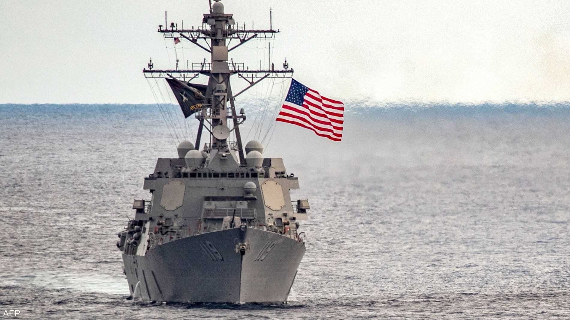 تحركات عسكرية.. وصول مدمرة أميركية جديدة وإيران تجري مناورات 