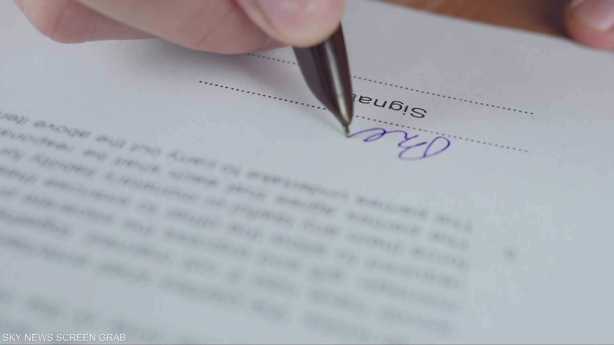 التوقيع.. من خربشة على الطين إلى بصمة رقمية