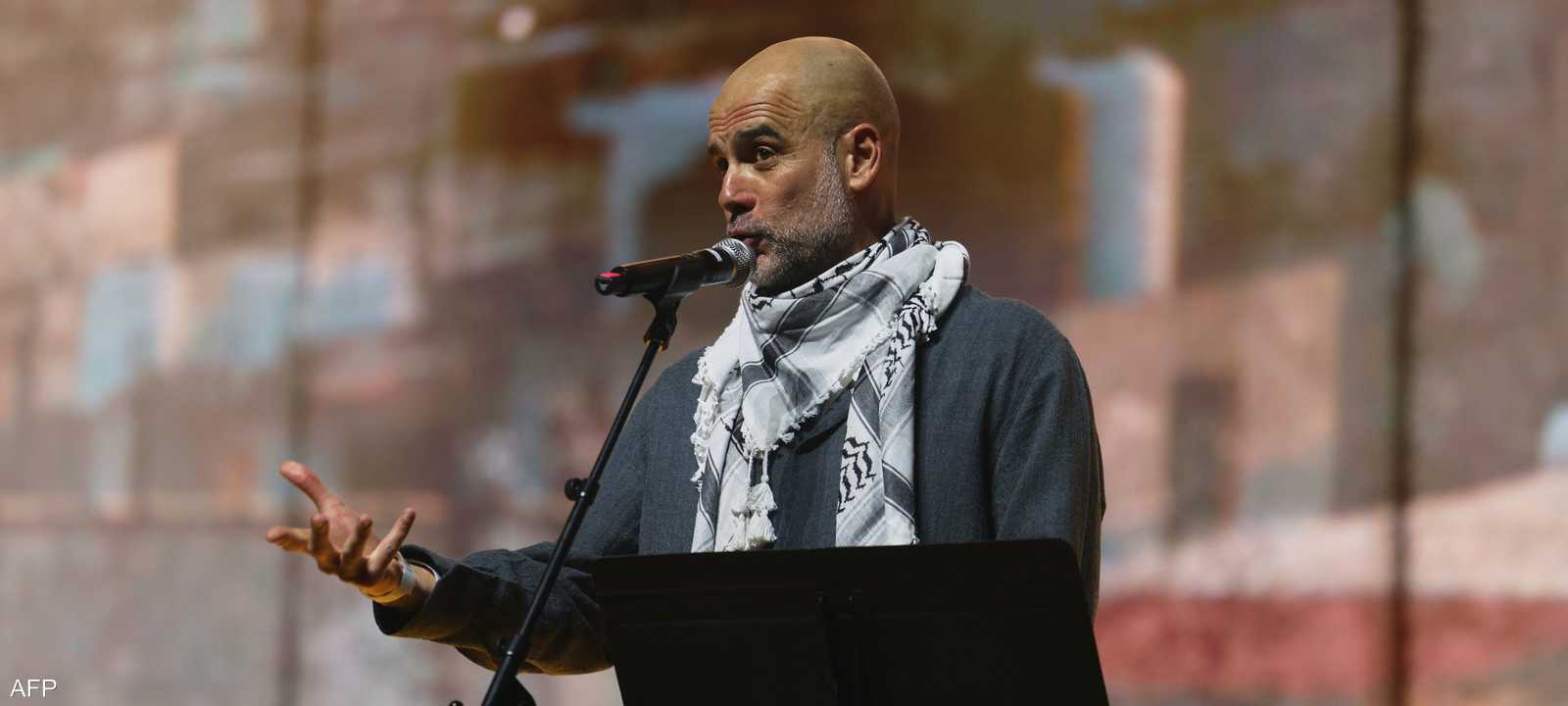 غوارديولا مرتديا "الكوفية" خلال الحفل