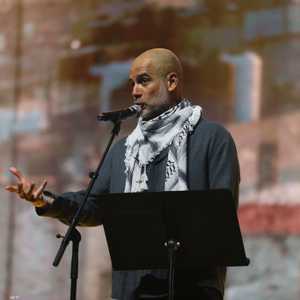 غوارديولا مرتديا "الكوفية" خلال الحفل