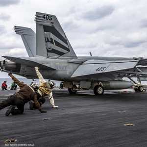 مقاتلة انطلقت من على حاملة الطائرات لينكولن