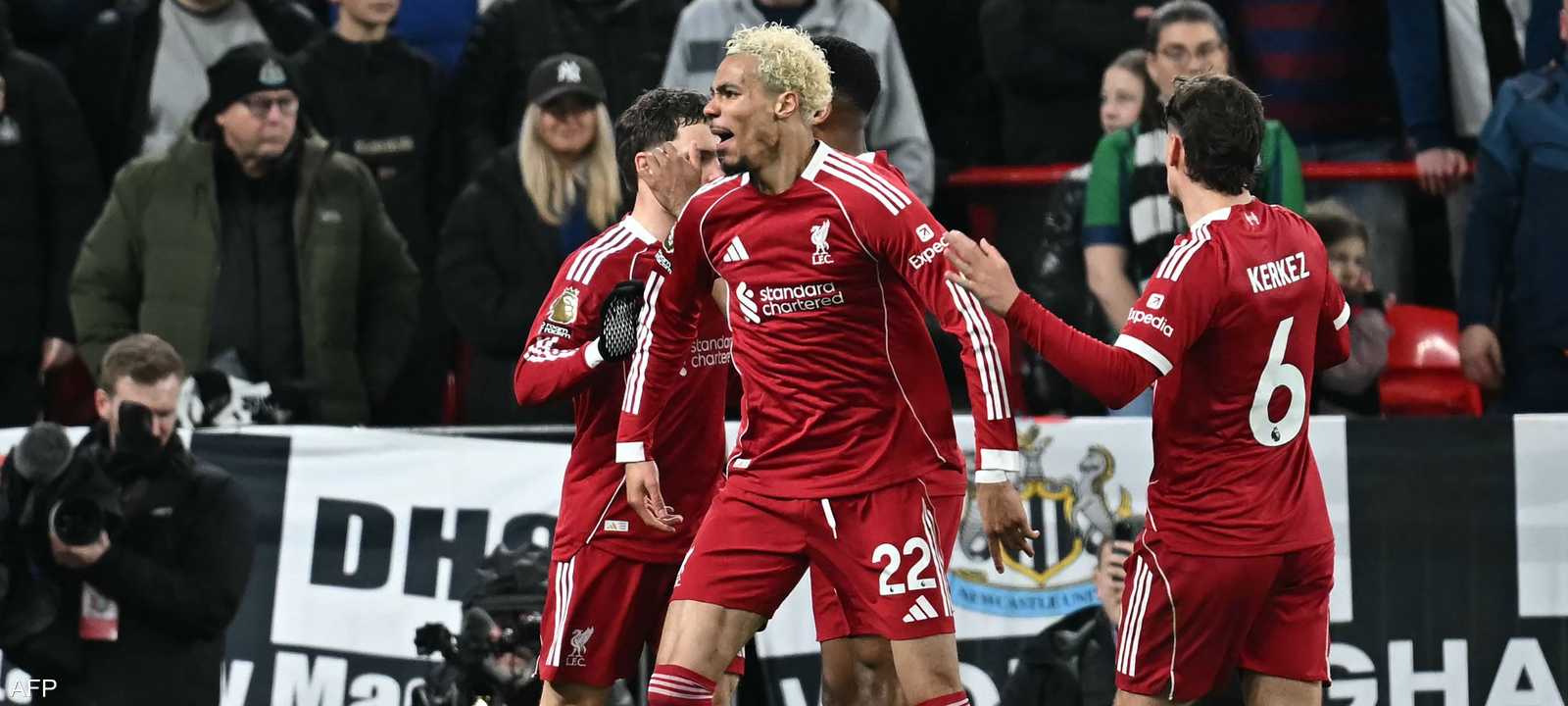 هوغو إيكيتيكي (في الوسط) يحتفل بعد تسجيله هدف ليفربول الأول